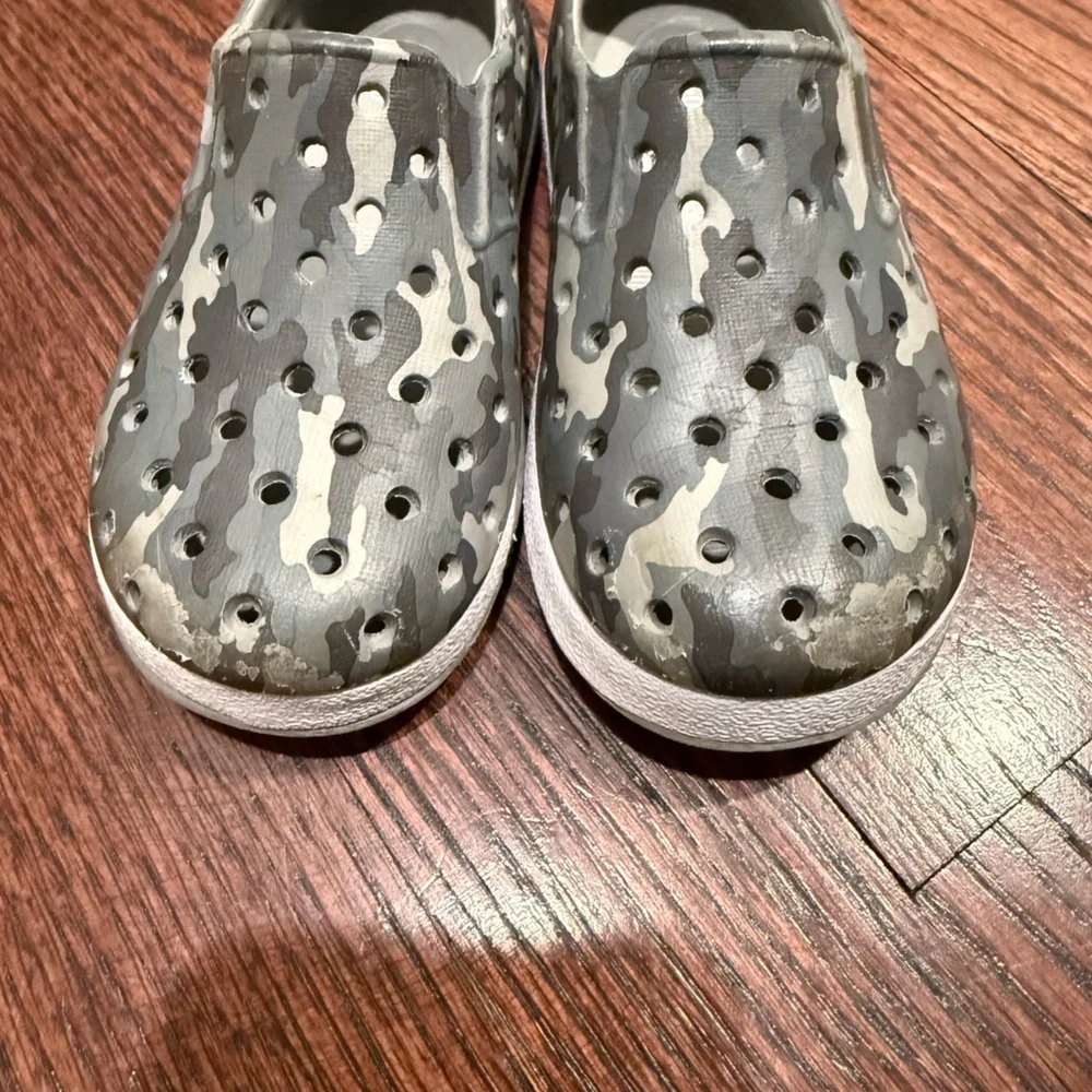 Cat & Jack Gray/Green Camouflage Toddler Slip-On Water Shoes - Size 6